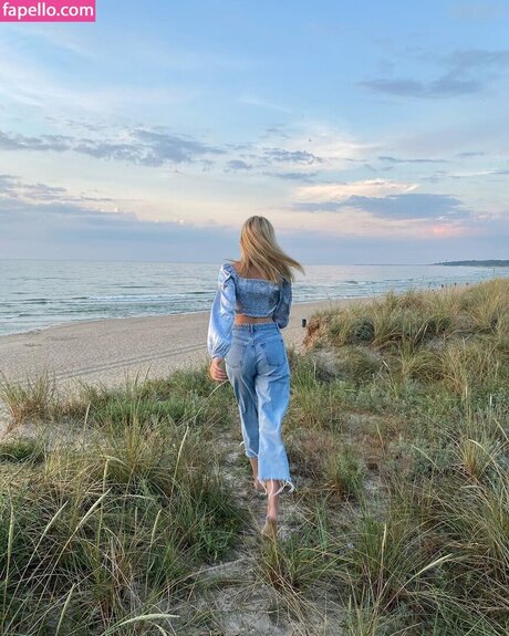 ティーンレズビアンオンリーファンズ ホットヌード 写真