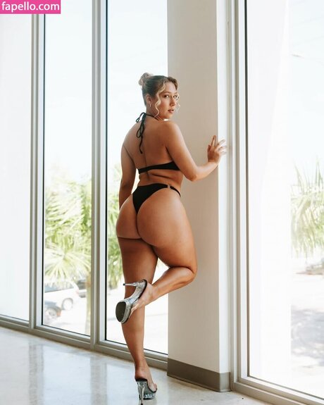 Claire Grimes ヌードモデル 画像