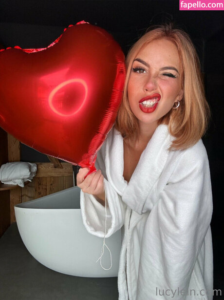 Lucy L3in スター ヌード 写真