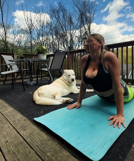 Ali Smiles かわいいスター ギャラリー