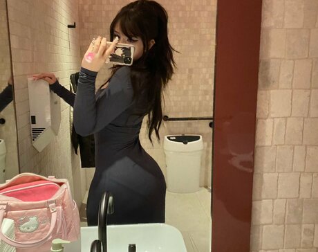 大きなお尻のオンリーファンズ ポルノグラフィック 画像