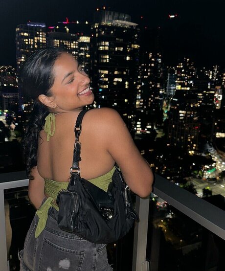 Abby Govindan スター ヌード 画像