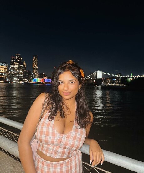 Abby Govindan ヌードモデル 写真