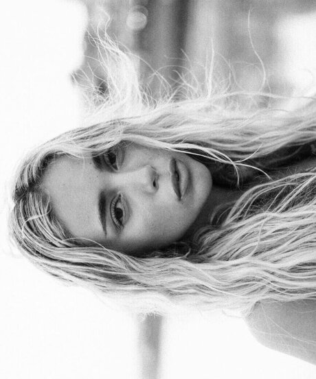 Ana Mena アートスター 写真