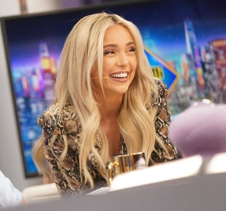 Ana Mena アートスター 写真