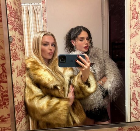 Skyla Sanders ポルノモデル 写真