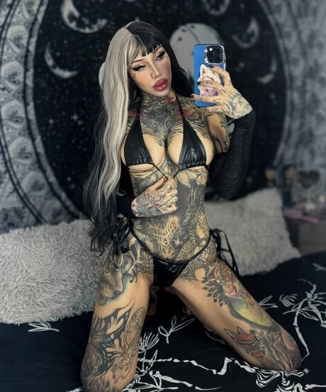 Divinajuventu アダルトモデル 写真