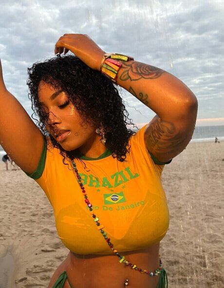 kortynie アダルトモデル 写真