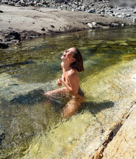 痩せた熟女オンリーファンズ ホットヌード 写真