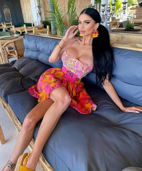 Adina Tatiana アダルトモデル 写真