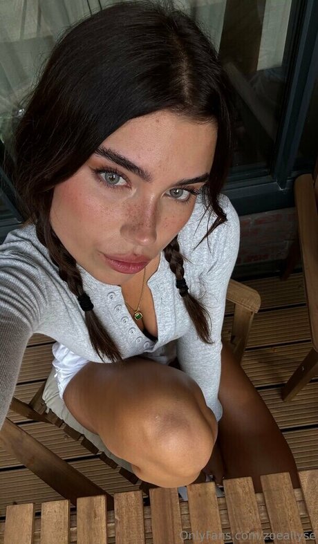 Zoeallyse ヌードモデル 写真