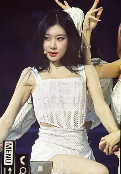 Chaeryeong アート女優 写真