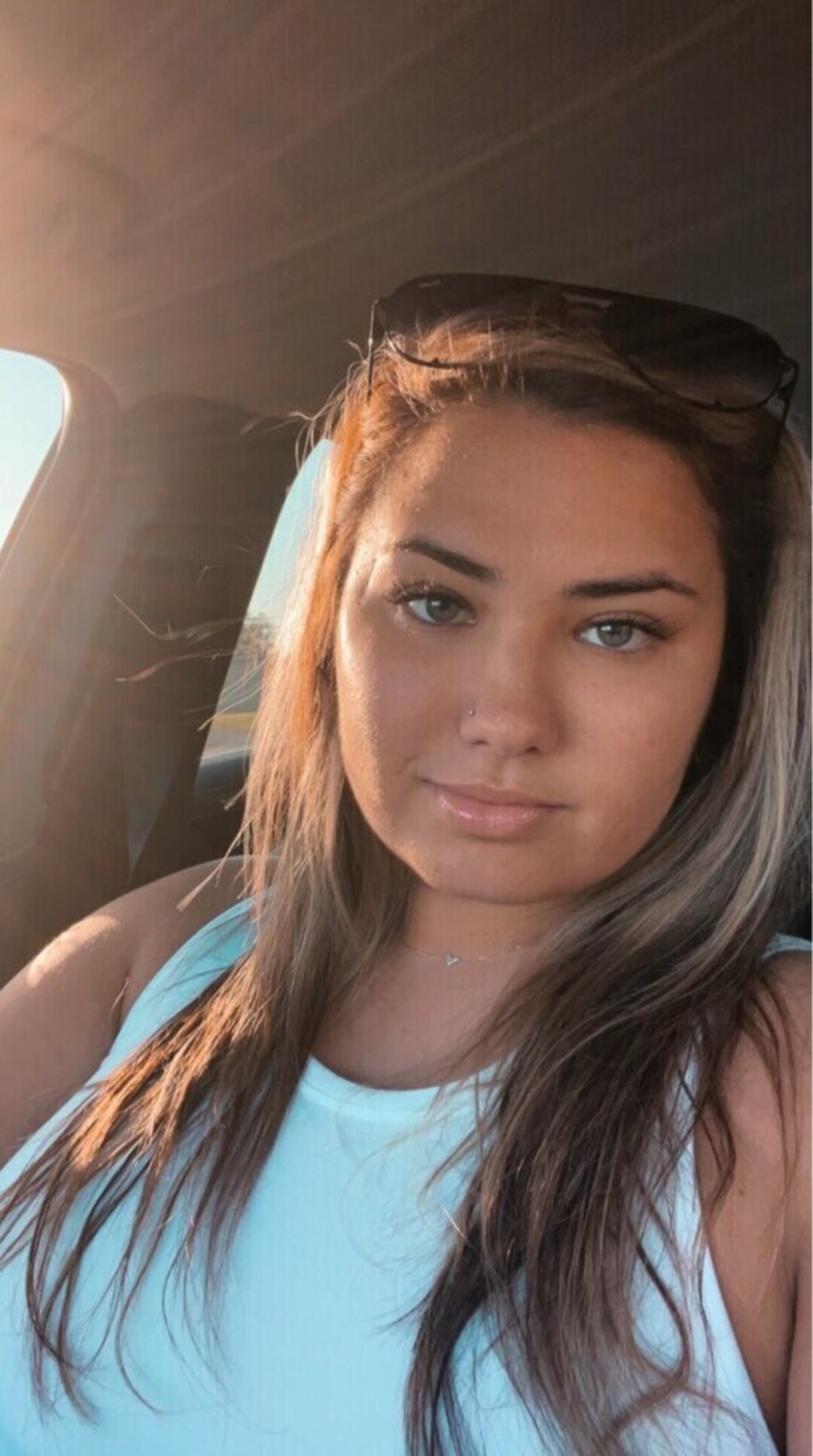 巨乳ストリップオンリーファンズ ポルノ 写真