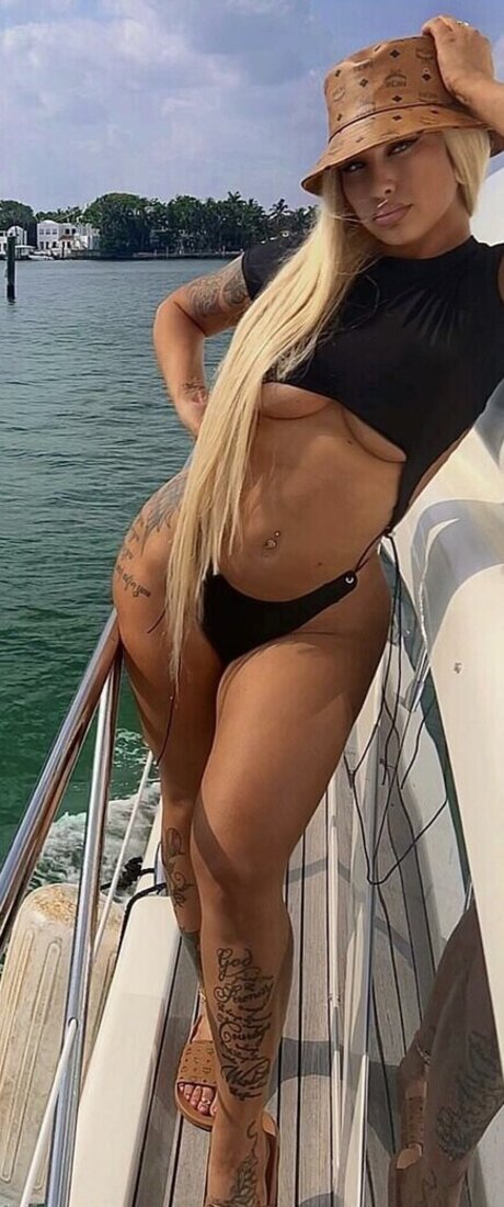 中出し 主観 オンリーファンズ えろ 写真