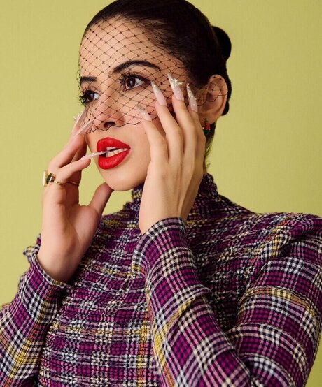 Urfi Javed エロティックなポルノスター 写真