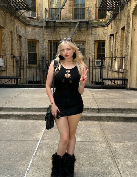 TalkFastEllie 独占スター ギャラリー