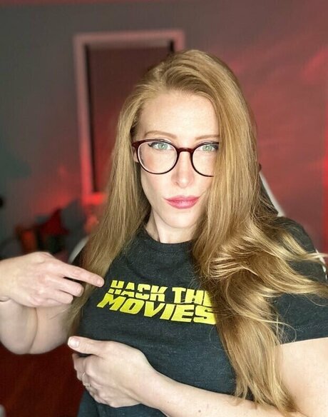 小さなおっぱいオンリーファンズ ヌード 写真