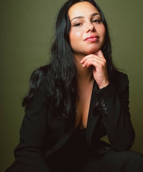 曲線美の女の子オンリーファンズ ヌード 写真