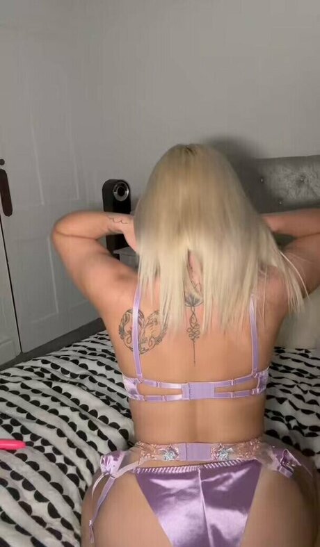 Leah Mogford ヌードモデル 写真