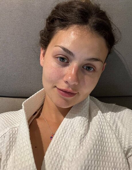 emilauri 高品質モデル 写真