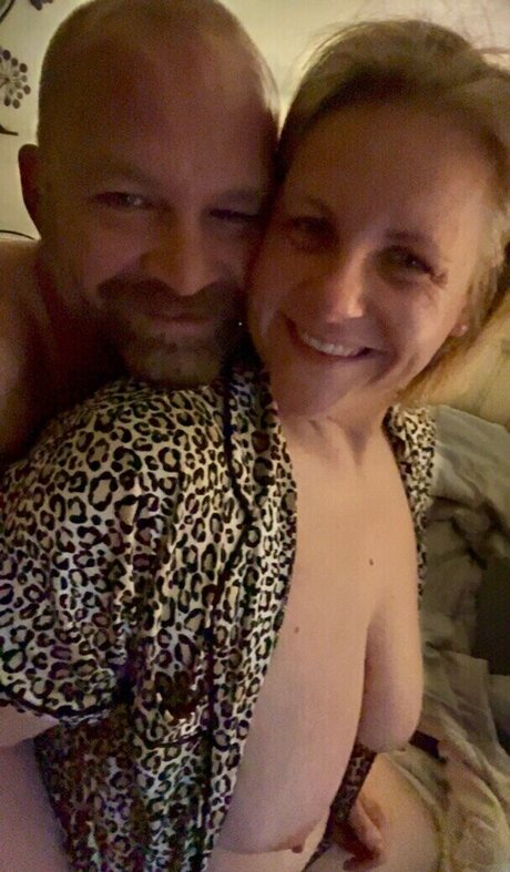 オイルを塗った巨乳オンリーファンズ アートxxx 写真