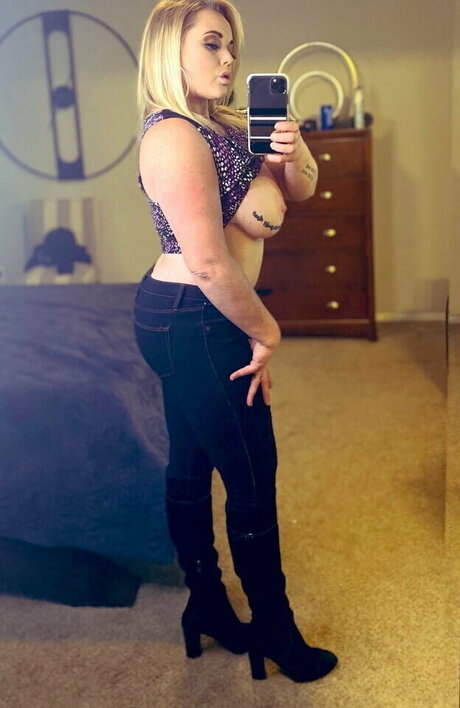 Katrina Thicc 高品質モデル 写真