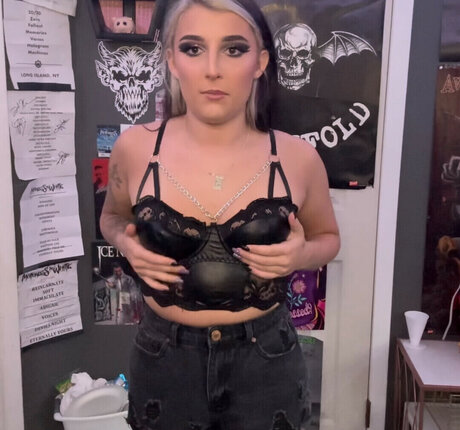 ティーンランジェリーオンリーファンズ セクシーヌード 写真