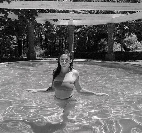 Katie Crutchfield ヌードモデル 写真