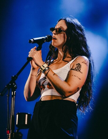 Katie Crutchfield 無料女優 写真