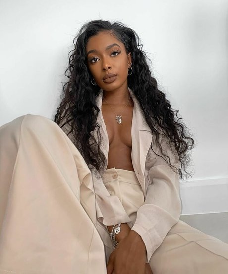 Jourdan Riane 裸のモデル 画像