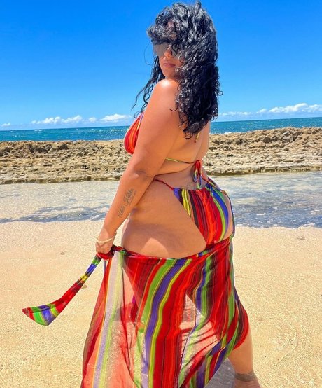 尖ったおっぱいオンリーファンズ セクシーヌード 写真