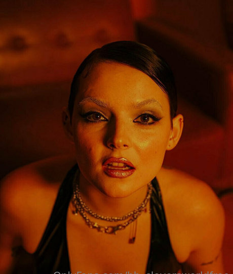 bb cloversworldfree アートスター 写真