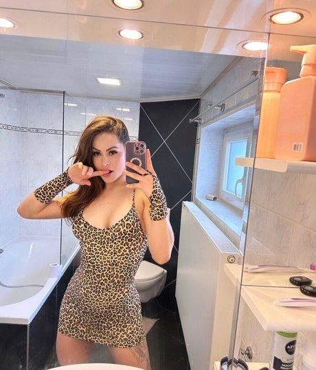 Jhullyane Sayonara ヌードモデル 写真