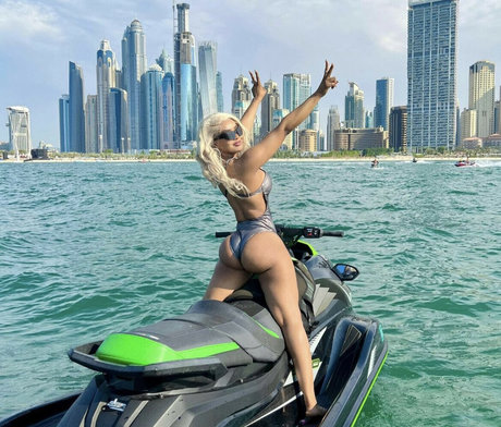 Thurriaa ホットなスター 画像