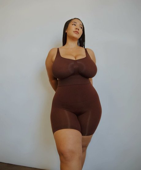 黒檀ペッギングオンリーファンズ 美しいヌード 写真