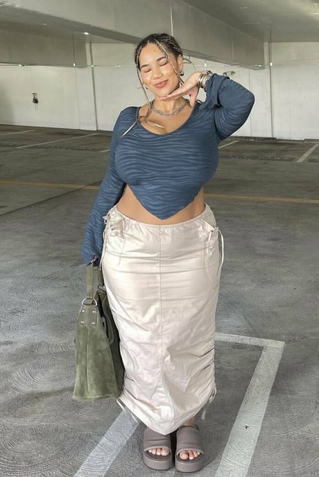 肉厚熟女オンリーファンズ 裸 写真