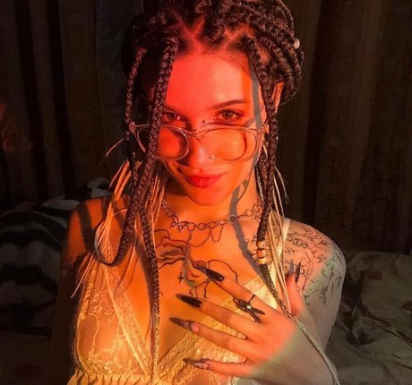 曲線美のヌードオンリーファンズ ヌード 写真