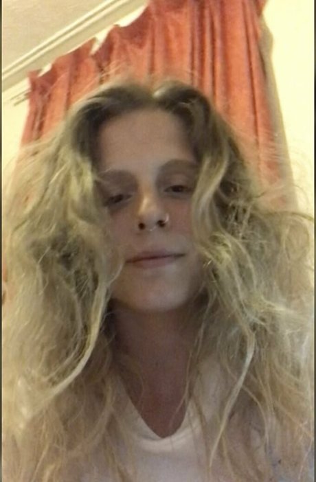 hornycavegirl ホットなモデル 写真