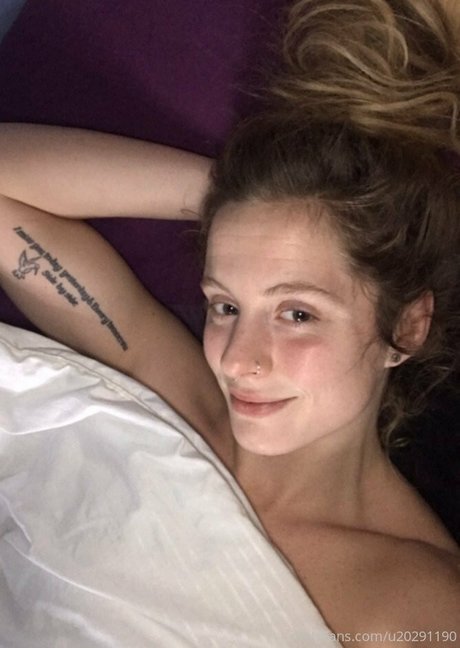 巨乳で痩せているオンリーファンズ ホットセクシー 写真