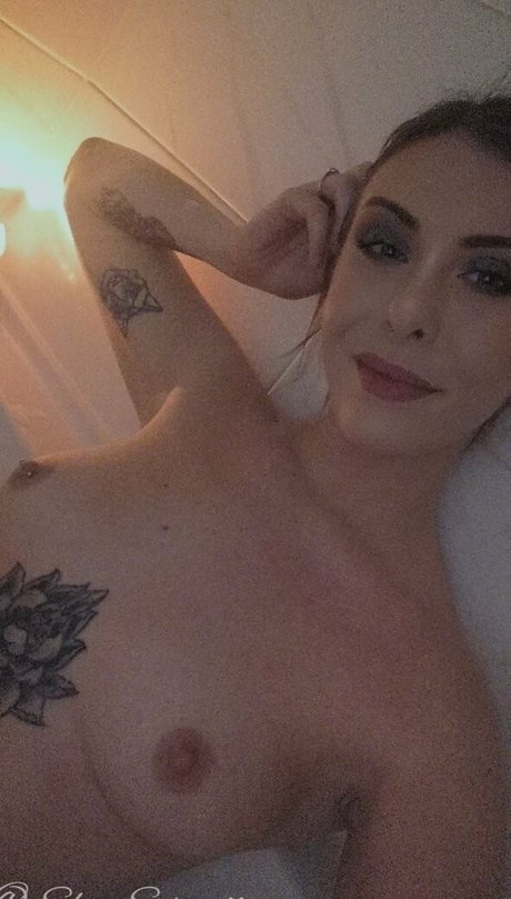 ウェイトレスオンリーファンズ セクシーヌード 画像