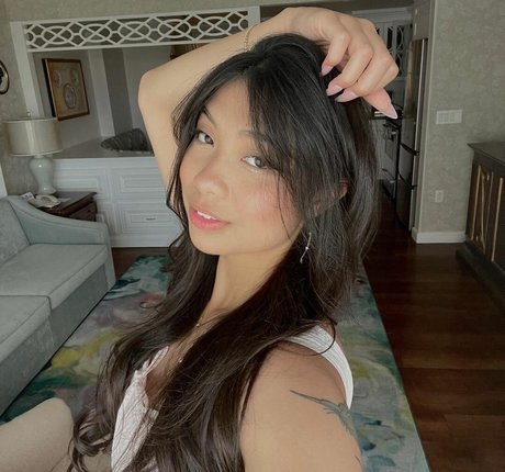 Trin Lovell 素敵なポルノスター ギャラリー