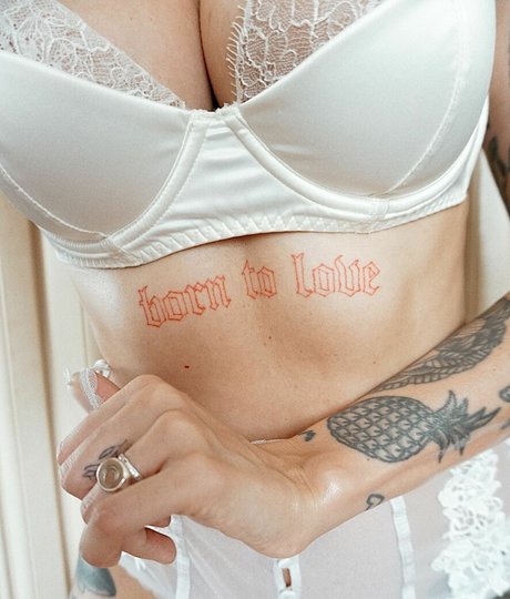 レズビアン乱交オンリーファンズ セクシー 写真