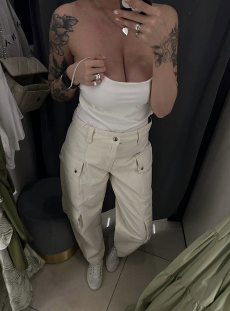 裸の女の子オンリーファンズ ベスト 画像