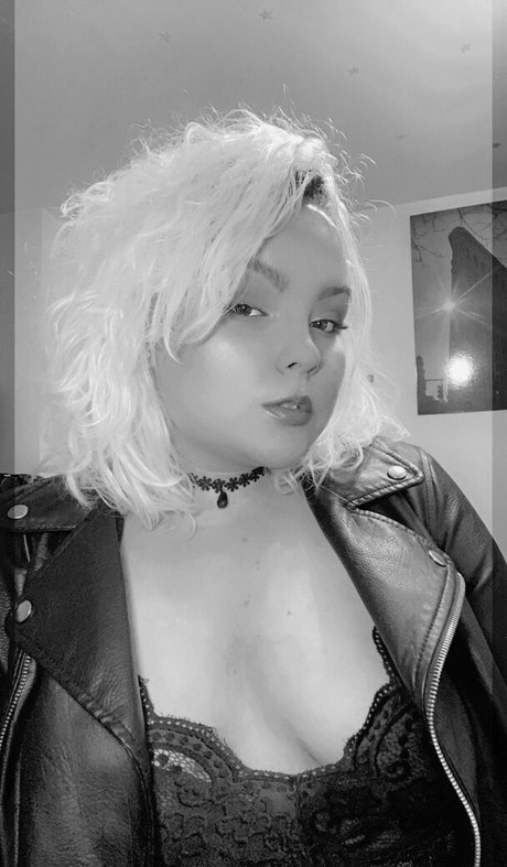 セクシーなブルネットのオンリーファンズ エロチック 写真