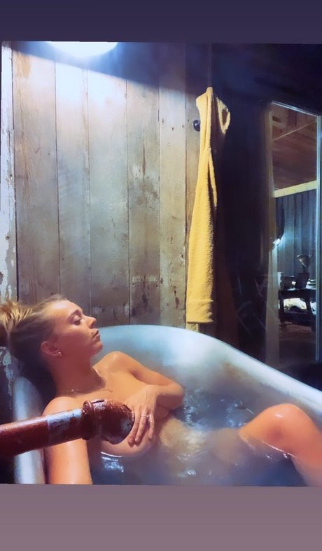 Becky Hill スター 裸 写真