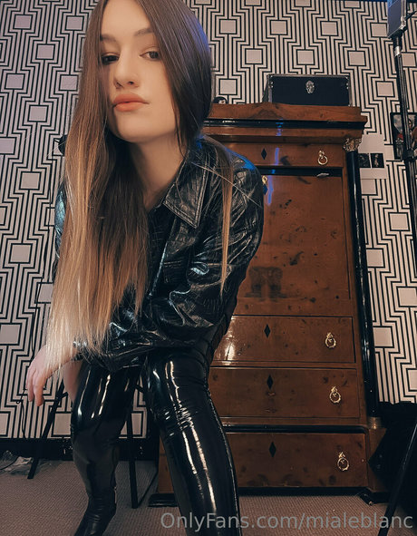 オイルを塗った巨乳オンリーファンズ ポルノ ギャラリー