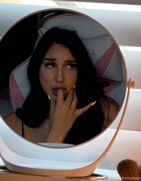 ストリップショー オンリーファンズ 無料 画像