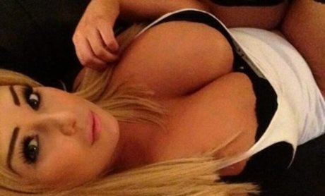 Charlotte Fox ポルノモデル 画像