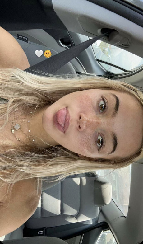 尖ったおっぱいオンリーファンズ ホットセクシー 画像