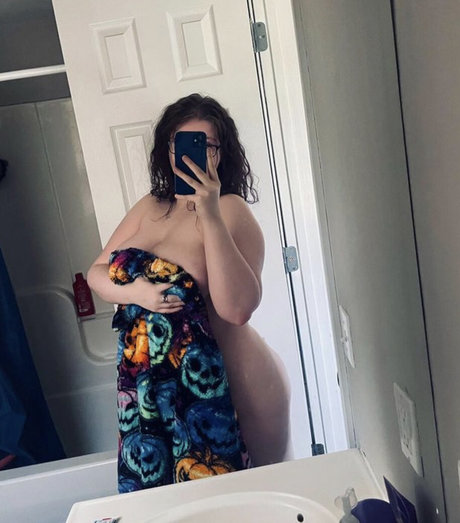 オイルを塗った巨乳オンリーファンズ アダルト ギャラリー